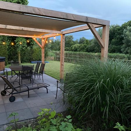 Villa Riverside Met Hottub, Eigen Aanlegsteiger, Zwemtrap, Trampoline En Kano'S Зеволде Экстерьер фото
