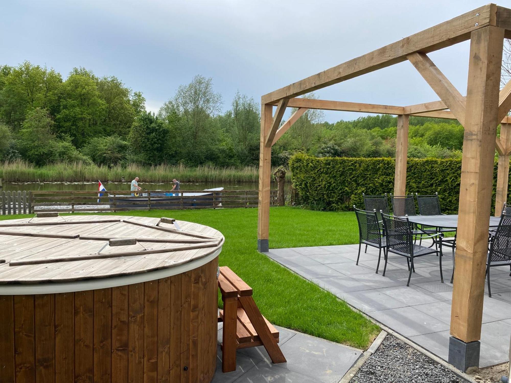 Villa Riverside Met Hottub, Eigen Aanlegsteiger, Zwemtrap, Trampoline En Kano'S Зеволде Экстерьер фото