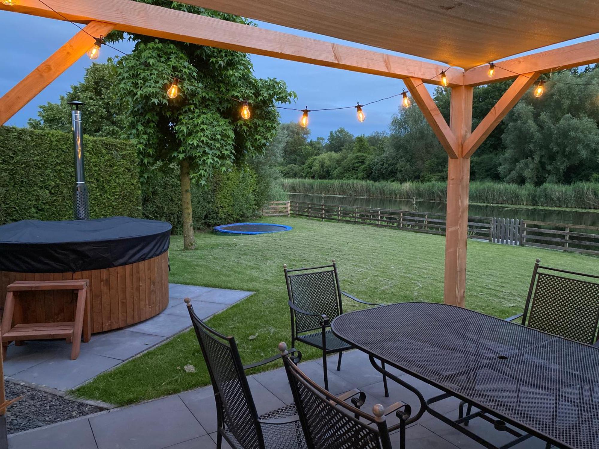 Villa Riverside Met Hottub, Eigen Aanlegsteiger, Zwemtrap, Trampoline En Kano'S Зеволде Экстерьер фото
