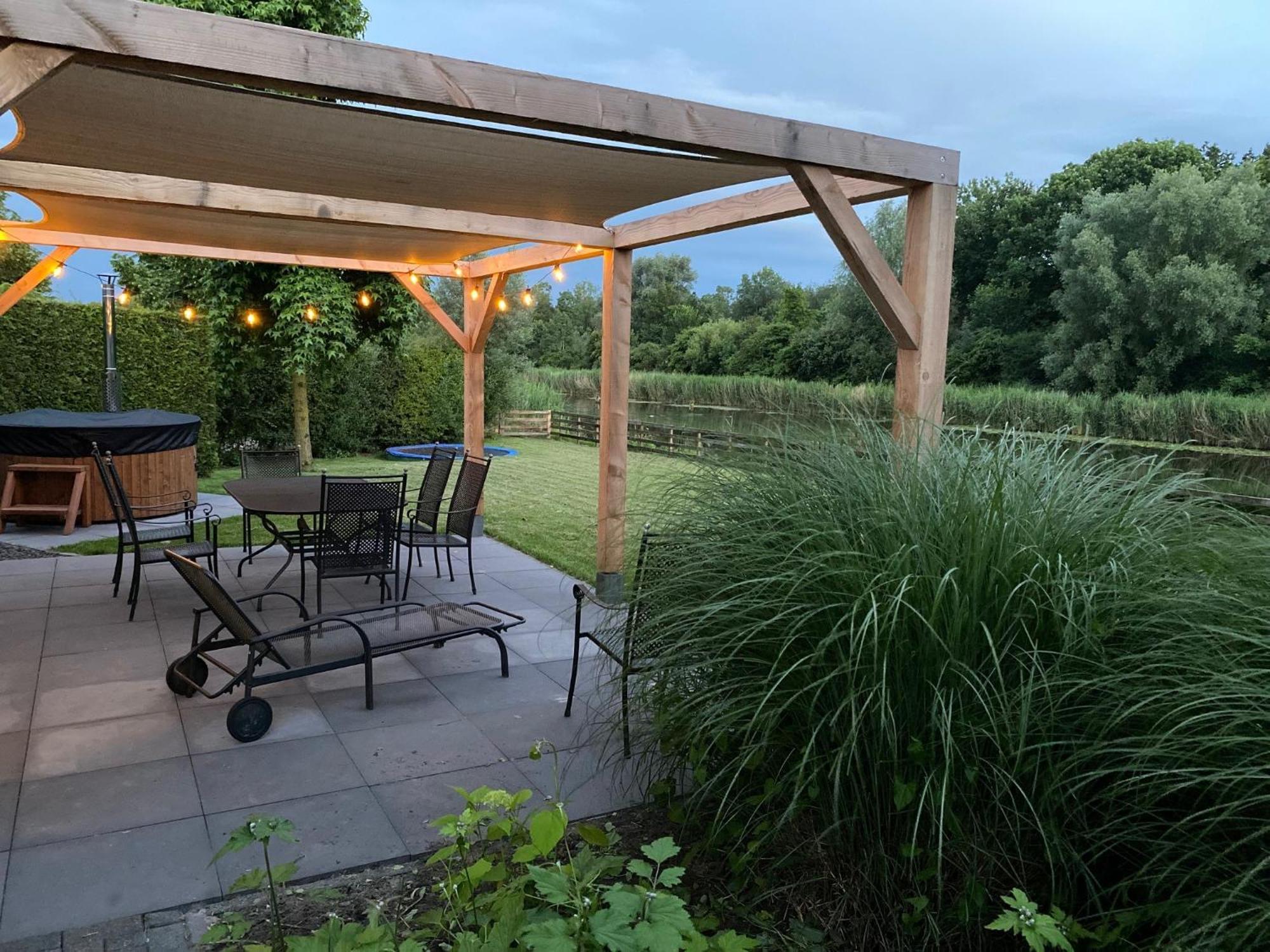 Villa Riverside Met Hottub, Eigen Aanlegsteiger, Zwemtrap, Trampoline En Kano'S Зеволде Экстерьер фото